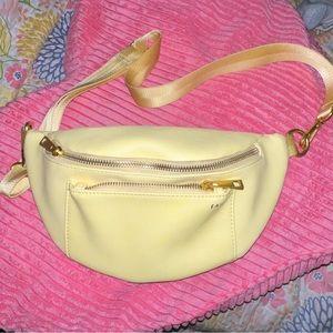 Fawn fanny pack. Used in great condition. Lemon color